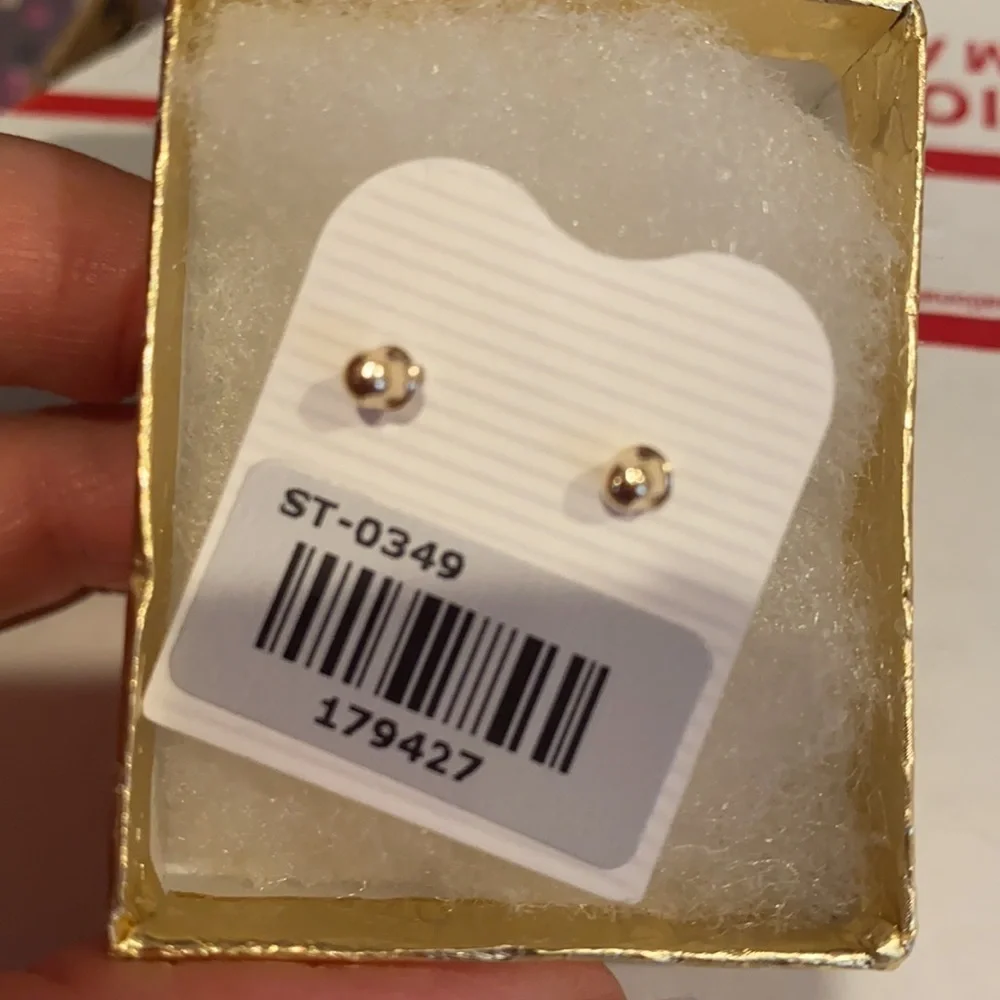 14k yellow Gold 4mm  white Pearl Stud Earrings